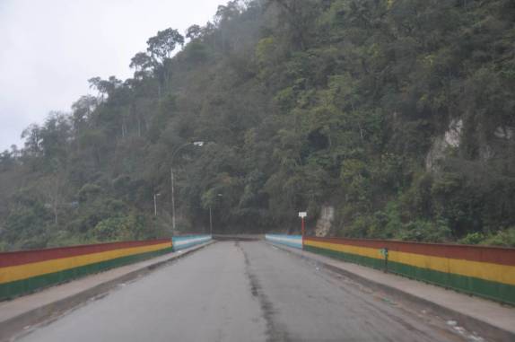 Fronteira entre Bolívia e Argentina, entre as cidades de Bermejo (BO) e Água Blanca (AG)